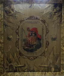 <p>Haakse foto van de plafondschildering van oorlogsgod Mars in de oorspronkelijke entreehal, net achter de rijk versierde entreepartij. Rondom de schildering zit een houten gemarmerde lijst die als overgang tussen de wanden en de schildering gezien kan worden. De plafondschildering zelf is op te delen in drie delen: (1) wapentuig in grisaille, (2) een trompe-l’oeil ‘opening’ in het plafond omgeven met een balustrade die een doorkijkt geeft naar de hoofdvoorstelling: (3) oorlogsgod Mars op een strijdwagen, voortgetrokken door twee wolven. </p>
